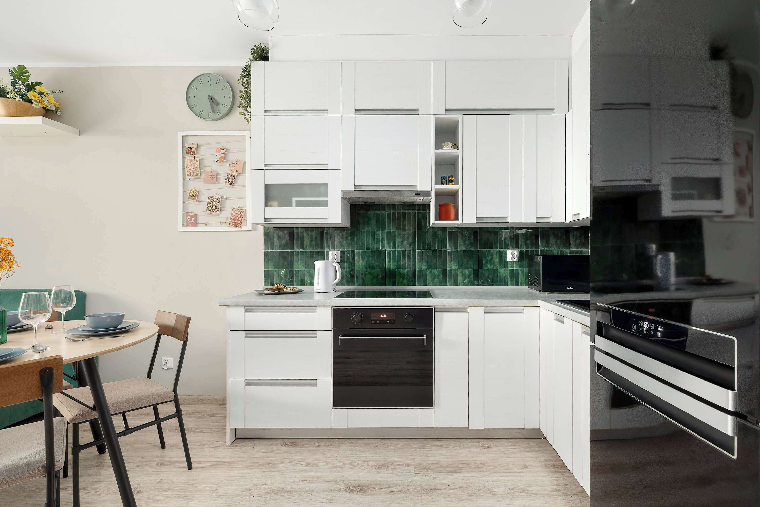 Kühlschrank, Mikrowelle, Ofen, Herdplatte