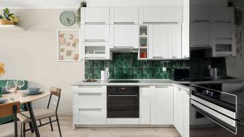 Kühlschrank, Mikrowelle, Ofen, Herdplatte