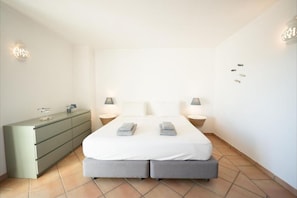 3 Schlafzimmer, Schreibtisch, Bügeleisen/Bügelbrett, Reisekinderbett