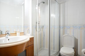 Haartrockner, Handtücher, Seife, Toilettenpapier
