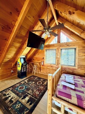 2 bedrooms, iron/ironing board, WiFi, bed sheets - Mossy Trail Treasure Gatlinburg Cabin (Sevierville)