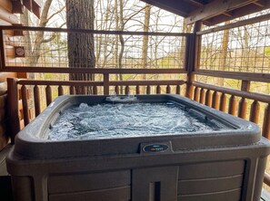Outdoor spa tub - Mossy Trail Treasure Gatlinburg Cabin (Sevierville)