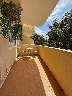 Outdoor dining - Delgado Alves Apartment (Quarteira)