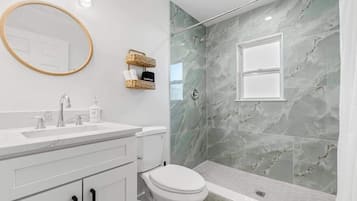 Douche, sèche-cheveux, shampoing