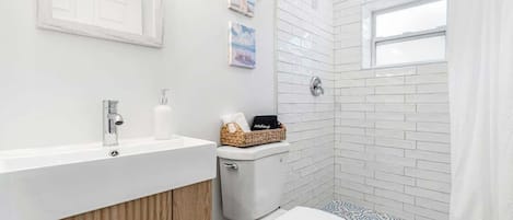 Dusche, Haartrockner, Shampoo