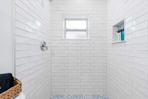 Een douche, een haardroger, shampoo