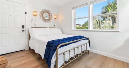 I Seaside Studio I Just steps to the beach I