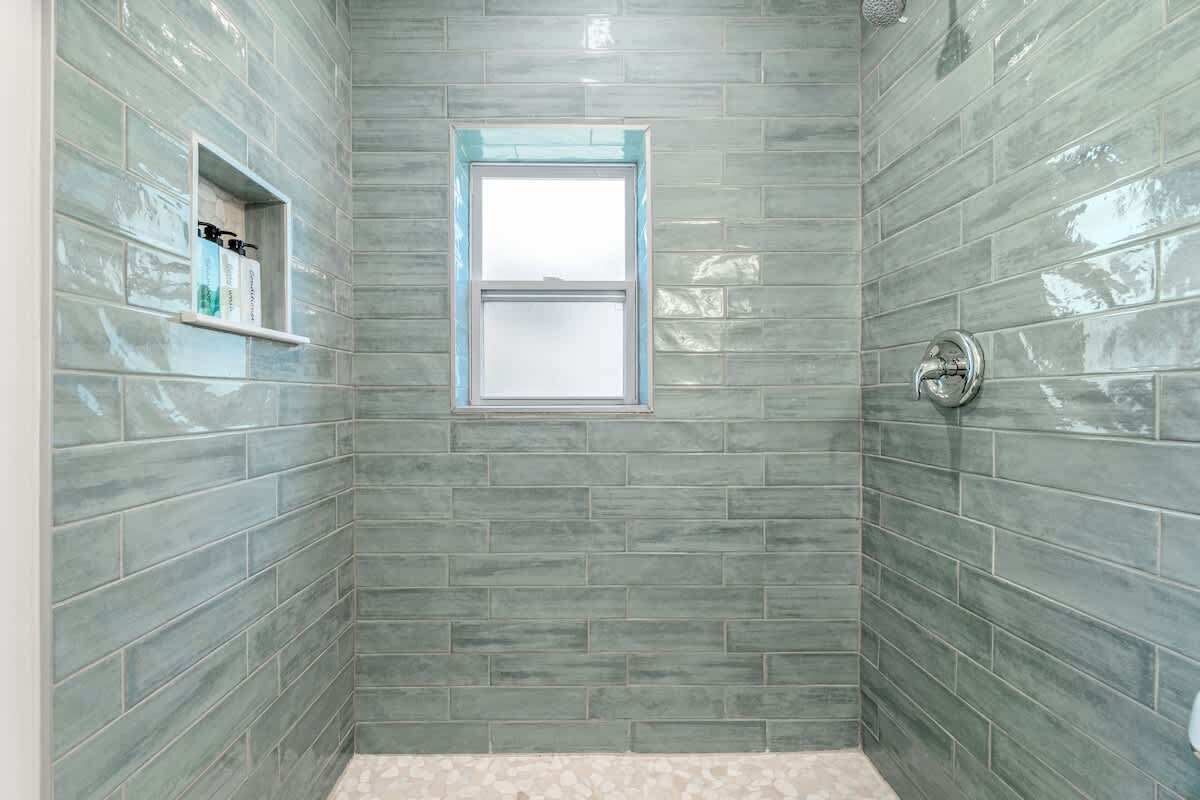 Een douche, een haardroger, shampoo