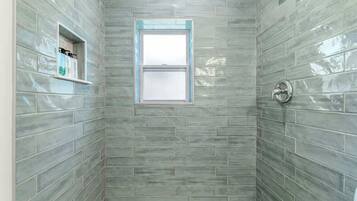 Een douche, een haardroger, shampoo