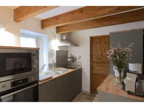 Private kitchen - L'ANGEVIN, in the heart of Gevrey-Chambertin (Gevrey-Chambertin)
