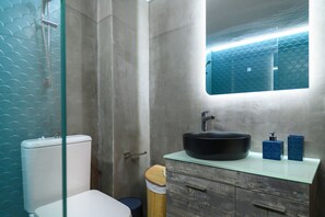 Een douche, een haardroger, handdoeken, zeep