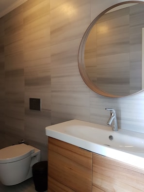 Secadora de cabello, toallas, jabón, papel de baño