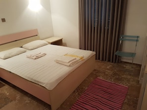 4 habitaciones, tabla de planchar con plancha, wifi y ropa de cama
