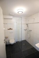 Quarto solteiro clássico, para não fumantes, banheiro privativo | Banheiro | Chuveiro, secador de cabelo, toalhas de banho, sabonete