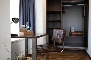 Classic Single Room, Non Smoking, Private Bathroom | Interior