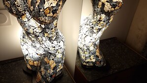 Eine Skulptur mit einem Mosaikmuster.
