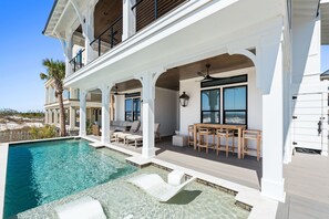 A heated pool - Pearl: Beachfront, Private Saltwater Pool, Pet-Friendly, 3 Beachfront Suites, Sl (Mexico Beach)