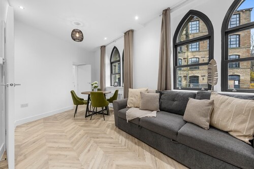2 Bed Huddersfield Cottage | Parking