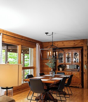Dining - Lakefront getaway near Sleeping Bear Dunes (Beulah)