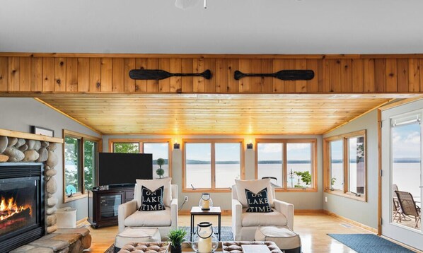 TV, fireplace - Lakefront getaway near Sleeping Bear Dunes (Beulah)