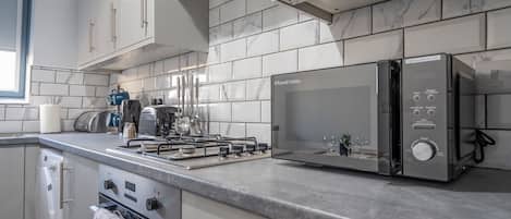 Refrigerador, microondas, horno y tetera eléctrica