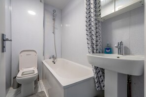 Combined shower/bathtub, deep-soaking bathtub, hair dryer, towels - Modern Flat in Waterloo - Central London (London)