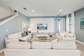 Smart TV - Where Family Vacations Feel Relaxed & Easy @ Emerald Palms Retreat Encore Resort (Kissimmee)