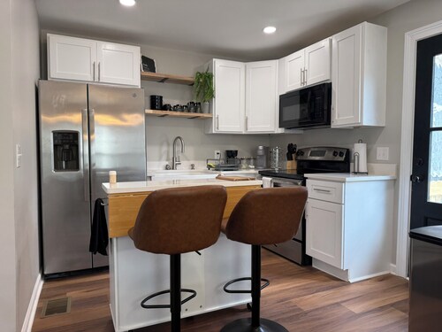 Cozy 4-Bedroom House/Full Kitchen/Living Room/2 Bathroom/Laundry Room/