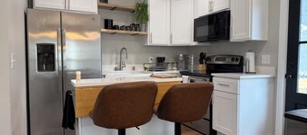 Cozy 4-Bedroom House/Full Kitchen/Living Room/2 Bathroom/Laundry Room/