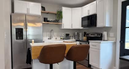 Cozy 4-Bedroom House/Full Kitchen/Living Room/2 Bathroom/Laundry Room/