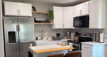 Cozy 4-Bedroom House/Full Kitchen/Living Room/2 Bathroom/Laundry Room/