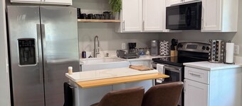 Cozy 4-Bedroom House/Full Kitchen/Living Room/2 Bathroom/Laundry Room/
