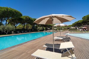 A poolside area with wooden decking, lounge chairs, and umbrellas. - Mobilhome im Ferienpark mit Grosser Poolanlage (Orbetello)