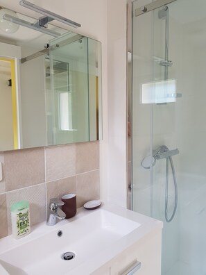 Shower, hair dryer, towels, soap - Whole house with 4 apartments, family room for meals, garden-near CV (Besançon)