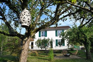 Exterior - Whole house with 4 apartments, family room for meals, garden-near CV (Besançon)