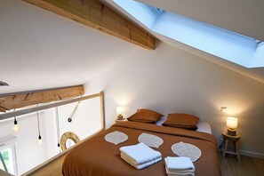 4 bedrooms, iron/ironing board, WiFi, bed sheets - Whole house with 4 apartments, family room for meals, garden-near CV (Besançon)