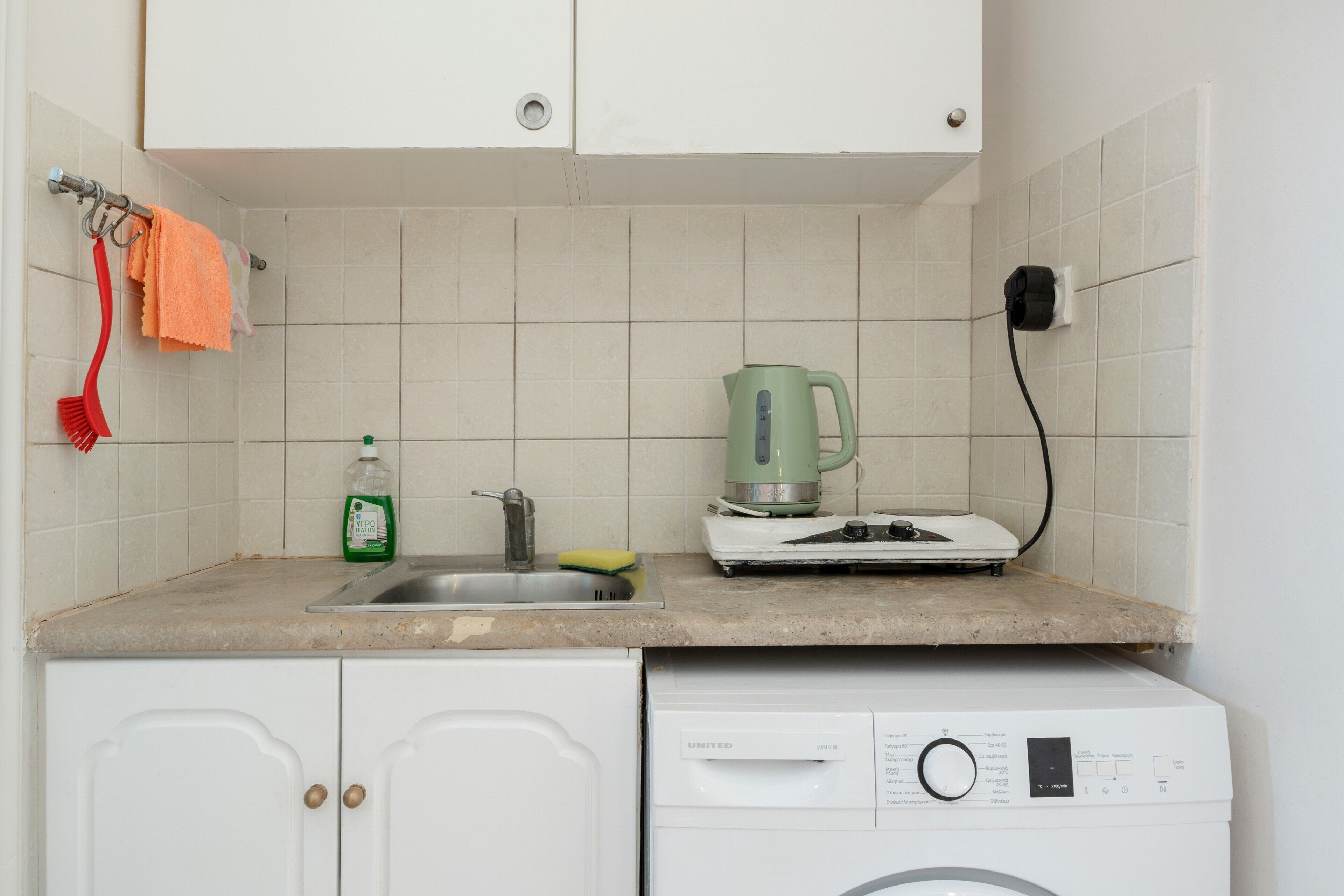 Refrigerador, parrilla de estufa, cafetera y tetera y tetera eléctrica 