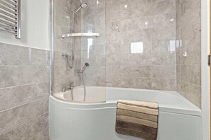 Douche, séchoir à cheveux, serviettes fournies