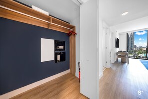 Apartamento, sacada, vista para a cidade | Parte interna