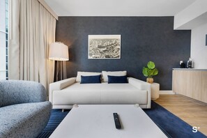 Apartamento, sacada, vista para a cidade | Área de estar