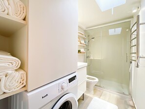 Een douche, een haardroger, handdoeken, zeep
