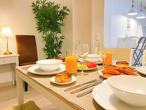 Dining - Entire 2-Bedroom Family Friendly House in Belém, Lisbon - Up to 5 Guests (Lisboa)