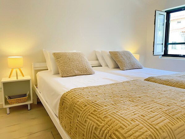 Room - Entire 2-Bedroom Family Friendly House in Belém, Lisbon - Up to 5 Guests (Lisboa)