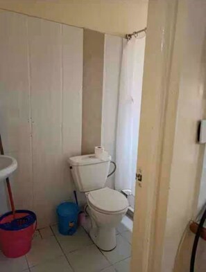 Shower, towels, soap, toilet paper - Cosy Studio Apartment (Nairobi)