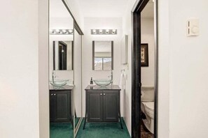 Shower, towels - NEW! Swiss Mountain 3BR DLX,CSSS4704 (Champion)