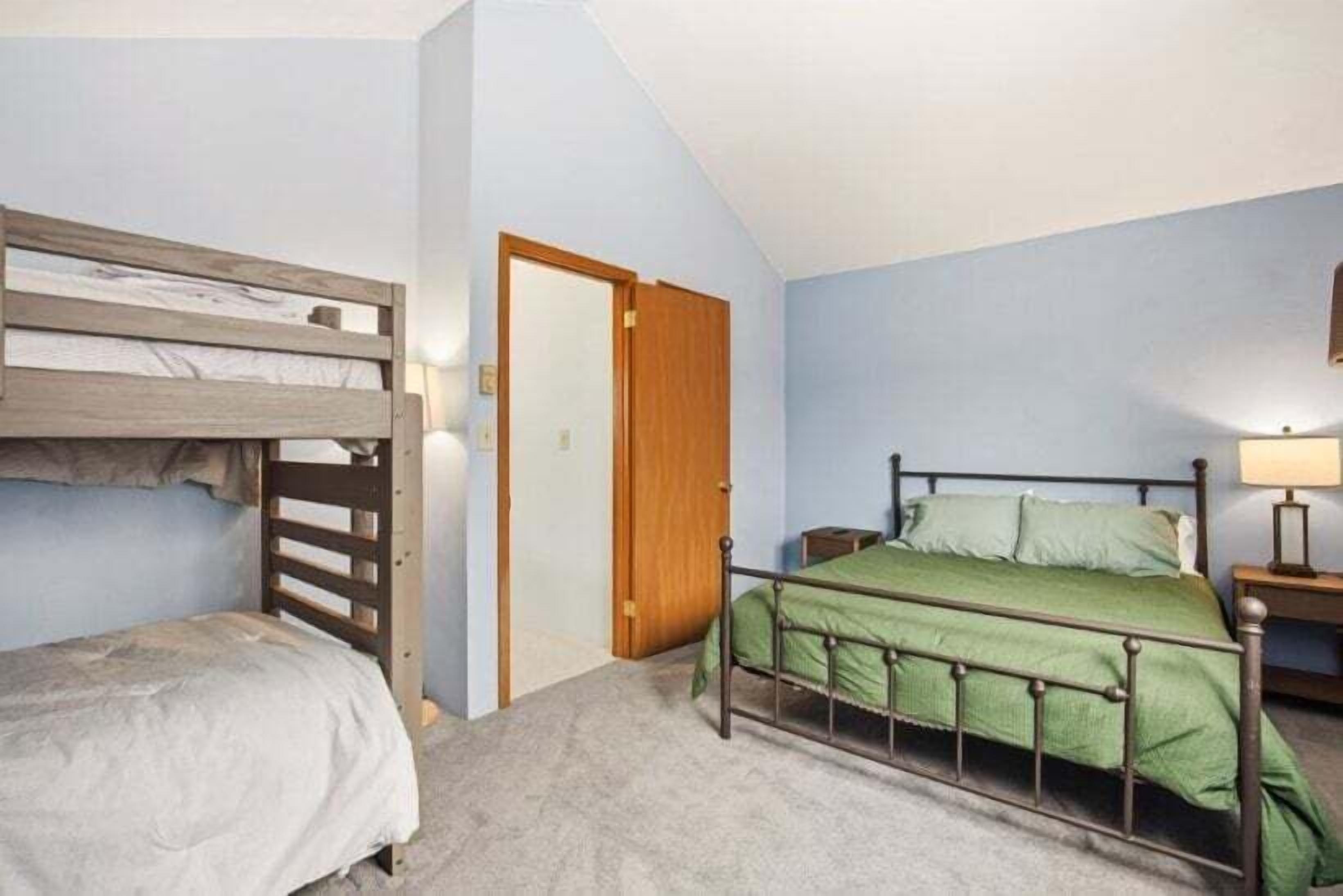 3 habitaciones, tabla de planchar con plancha, wifi y ropa de cama 