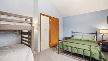 3 habitaciones, tabla de planchar con plancha, wifi y ropa de cama