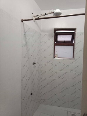 Shower, towels, soap, toilet paper - Cozy apartment studio (Nairobi)