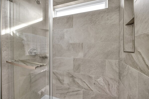 Shower, toilet paper - New-built house in charming Indianapolis with cool AC (Indianapolis)