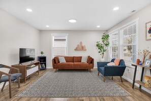 Living area - New-built house in charming Indianapolis with cool AC (Indianapolis)